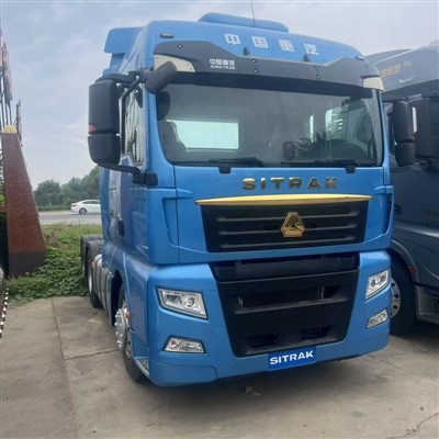 La cabina del trattore SINOTRUCK è spaziosa?